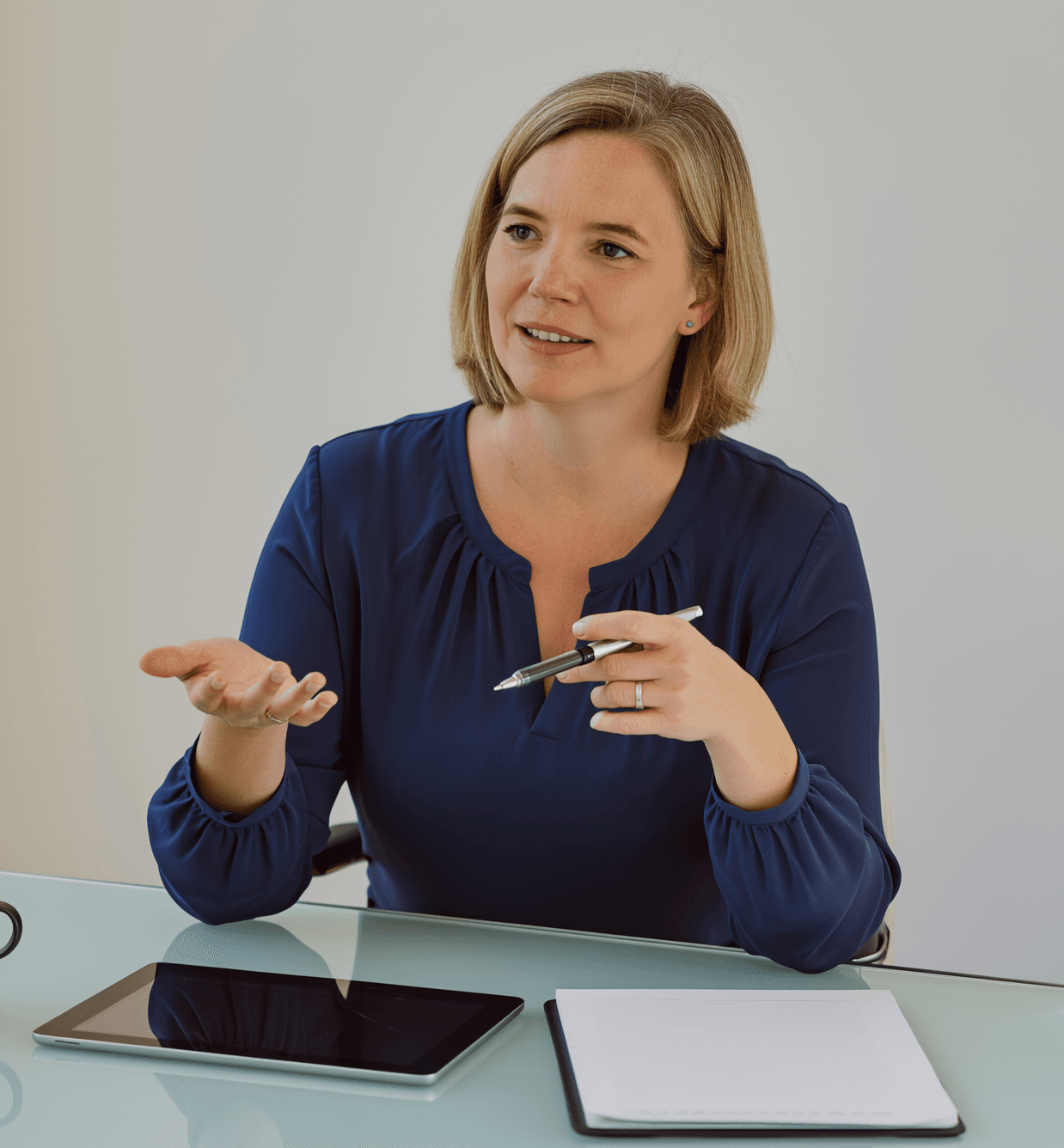 Corinna Niebling im Beratungsgespräch mit einer Praxisinhaberin